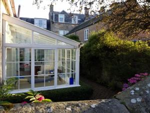 eine Glaserweiterung eines Hauses in der Unterkunft The Vintage - A Hidden Gem close to the Old Course in St Andrews