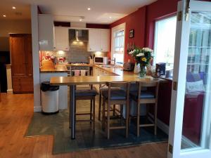 eine Küche mit einem großen Holztisch und Stühlen in der Unterkunft The Vintage - A Hidden Gem close to the Old Course in St Andrews