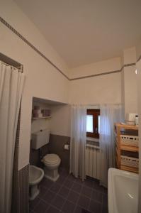 ein Badezimmer mit Toilette, Waschbecken und Badewanne in der Unterkunft Pucciarelli 1 in Castiglione del Lago + 2 Fotos