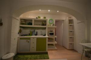 eine Küche mit einem Torbogen mit einer Spüle und einer Mikrowelle in der Unterkunft Pucciarelli 1 in Castiglione del Lago