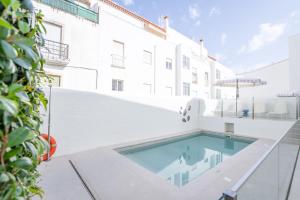 ラゴスにあるCasa Margôの建物の横にあるプール