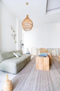 ラゴスにあるCasa Margôのソファとテーブルのあるリビングルーム