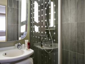 Koupelna v ubytování ibis Paris Canal Saint Martin + 45 fotografií