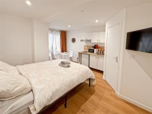 カンブレーにあるAu 42B JMのベッドとキッチンのある白い寝室 +21枚の写真