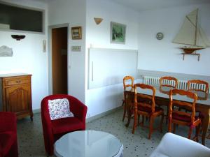 une pièce avec une table et des chaises de salle à manger et une table et des chaises de bureau dans l'établissement Maison Gwel Kaer, à Perros-Guirec 12 autres photos