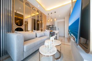 TV a/nebo společenská místnost v ubytování Apartments Bellevue Lagoon Phuket near Laguna