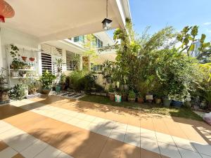 ein Innenhof eines Hauses mit Topfpflanzen in der Unterkunft 7BR Penang Stay Near Gurney and George Town in Tanjong Tokong