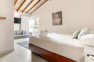 Ένα ή περισσότερα κρεβάτια σε δωμάτιο στο MANSION BR VILLA Piscina, Jacuzzi, 6 min de Provenza +91 φωτογραφίες