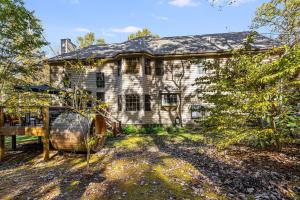 une vieille maison en pierre avec une cour dans l'établissement Luxury Escape! Golf Sim, Sauna, Hot Tub & Game Room Bliss, à Fairview