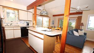 une cuisine avec un évier et un plan de travail dans l'établissement Renascence Cottage, à Cape May Point