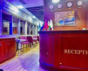 Ο χώρος του λόμπι ή της ρεσεψιόν στο Clover Hotel