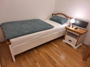 Un dormitorio con una cama y una mesita de noche con un ordenador. en modern und gemütlich, en Linden 5 fotos más