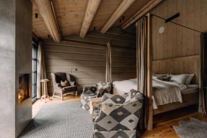 um quarto com uma cama de dossel e uma lareira em Storfjord Hotel em Skodje