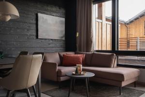 un salon avec un canapé et une table dans l'établissement Le Chalet Lingonberry D3 Ski-in Ski-out by Aavalevi, à Levi