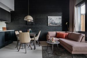 un salon avec un canapé et une table dans l'établissement Le Chalet Lingonberry D3 Ski-in Ski-out by Aavalevi, à Levi