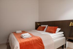 une chambre avec un lit avec deux serviettes dessus dans l'établissement Le Chalet Lingonberry D3 Ski-in Ski-out by Aavalevi, à Levi 11 autres photos