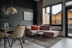 un salon avec un canapé et une table dans l'établissement Le Chalet Lingonberry D3 Ski-in Ski-out by Aavalevi, à Levi