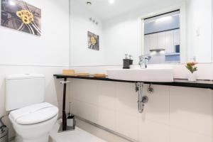 Et badeværelse på Oshun Sanchinarro Seasonal Living Lofts + 70 billeder