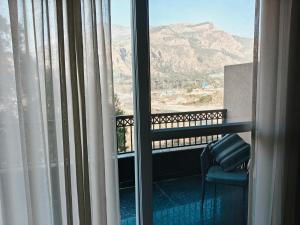 um quarto com uma janela com vista para uma montanha em The Himalayan Residency em Duttnager