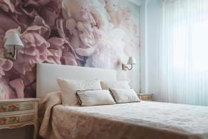 ein Schlafzimmer mit einem Bett mit Blumentapete in der Unterkunft Hostal Boutique El Rey del Sol in Alora + 19 Fotos