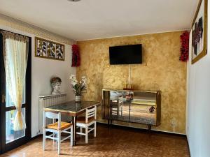 TV a/nebo společenská místnost v ubytování Al glicine
