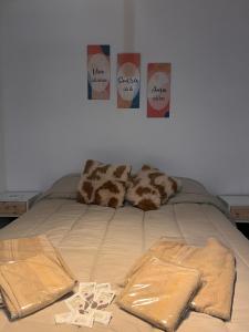 Ένα ή περισσότερα κρεβάτια σε δωμάτιο στο Cabaña el Portal del Lago Potrerillos