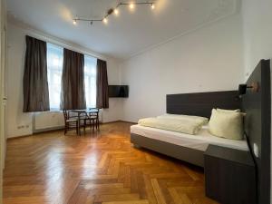 ein Schlafzimmer mit einem Bett und einem Tisch und Stühlen in der Unterkunft Ferienwohnungen Neumann in Bamberg