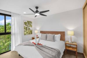 ein Schlafzimmer mit einem Bett mit Deckenventilator in der Unterkunft Heavenly View - 2 BDRM Oceanview Apartment in Jacó + 38 Fotos