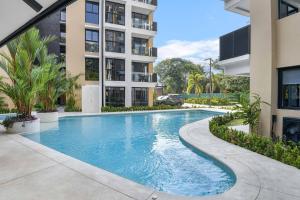 ein Swimmingpool mitten in einem Gebäude in der Unterkunft Heavenly View - 2 BDRM Oceanview Apartment in Jacó