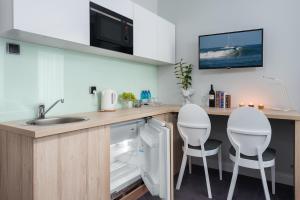 プツクにあるWilla Nowa Zatokaのキッチン(シンク、白い椅子2脚付)