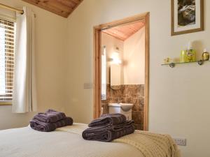 EllonbyにあるLarchwoodのベッドルーム1室(鏡付きベッド1台、タオル付)