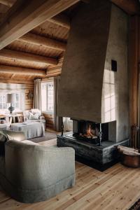 uma sala de estar com lareira e um sofá em Storfjord Hotel em Skodje