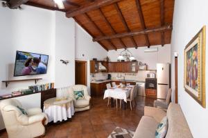 een woonkamer met een tafel en een keuken bij Villa Jelù in Castiglione di Sicilia