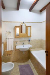 een badkamer met een wastafel, een bad en een toilet bij Villa Jelù in Castiglione di Sicilia
