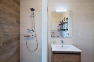 ein Badezimmer mit Dusche und Waschbecken in der Unterkunft La petite maison dans la prairie in Néant-sur-Yvel