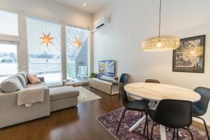 un salon avec une table et un canapé dans l'établissement Villa Ruudolf, à Rovaniemi