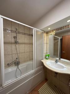 Ένα μπάνιο στο Andy Grand Hotel Predeal