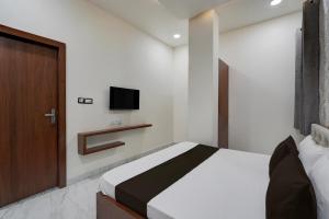 Μια τηλεόραση ή/και κέντρο ψυχαγωγίας στο Hotel O Memory Inn