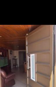 eine Tür zu einem Zimmer mit Sofa und TV in der Unterkunft Cozy Stayz in Hermanus