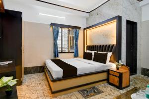 a bedroom with a bed and a window at Super Hotel O Howrah Railway Station in Salkhia