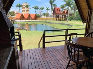 カラグアタトゥーバにあるChalé Caiçaraの公園の景色を望むポーチ(テーブル、椅子付) +42枚の写真