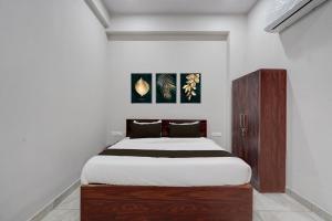 ジャイプールにあるCollection O Kesar Crossway Jaipur Formerly Laxmi Palaceの部屋の中に大きなベッドがある寝室