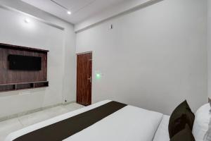 ジャイプールにあるCollection O Kesar Crossway Jaipur Formerly Laxmi Palaceのベッドと薄型テレビのある寝室 +27枚の写真