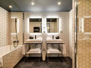 巴黎巴黎中心贝西诺富特酒店的配有两个水槽和两面镜子的浴室