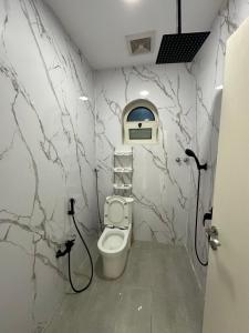 Koupelna v ubytování شقة غرفة وصاله ومطبخ