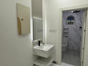 Koupelna v ubytování شقة غرفة وصاله ومطبخ