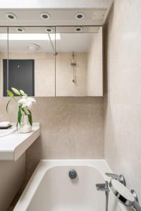 Vivre Cannes l Parking l Balcony l 15min to La Croisette في كان: حمام مع حوض استحمام مع إناء من الزهور +72 صورة