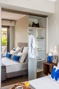 Vivre Cannes l Parking l Balcony l 15min to La Croisette في كان: غرفة نوم مع سرير ووسائد زرقاء وبيضاء