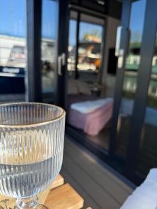 een glazen kom bovenop een tafel bij Lukrecja HouseBoat in Wrocław +28 foto's