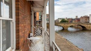 een balkon van een gebouw met uitzicht op een rivier bij Luxury Apartment Woodsmill View - on the river - with balcony - Recently refurbished in York